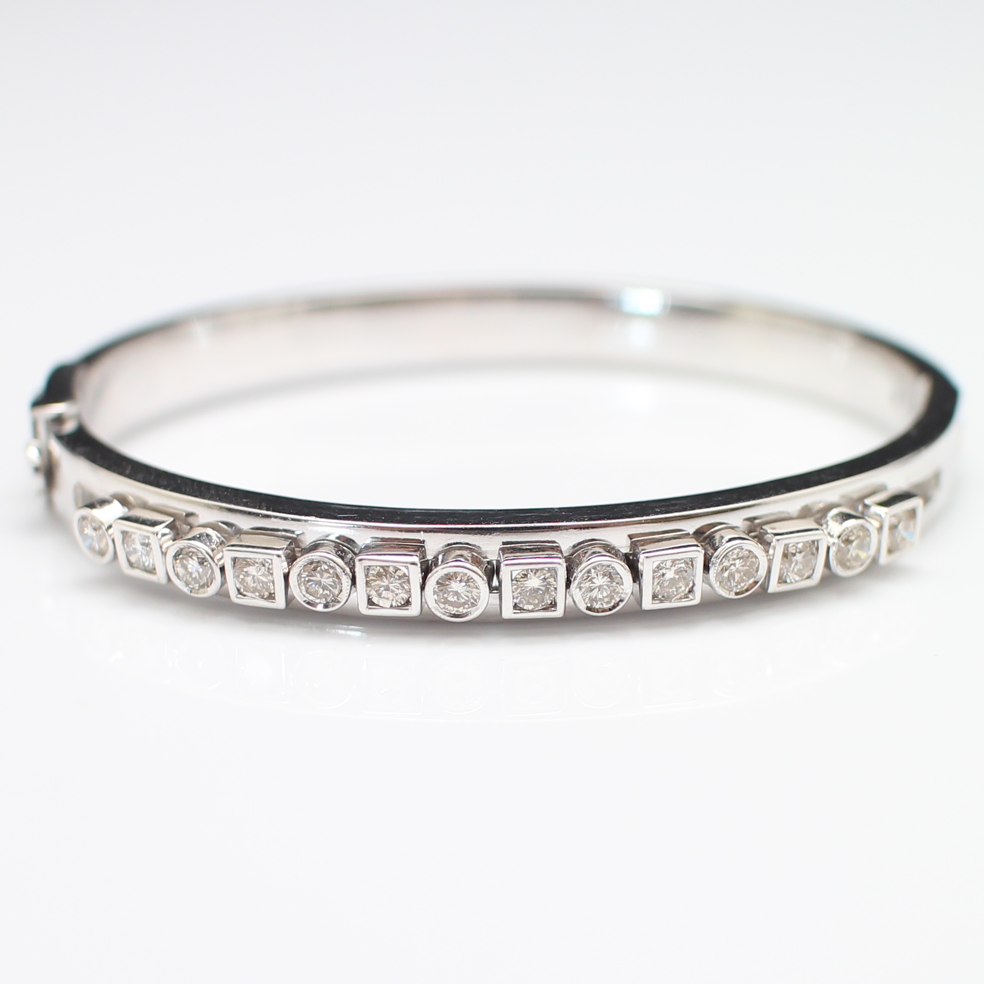 BL25069 กำไลเพชรกลิ้ง เพชรแท้ 14 เม็ด 0.98 กะรัต ทองแท้ 18k นน.รวม 24.3 กรัม เส้นผ่านศูนย์กลาง 5.4 ซม. เพชรไฟดี