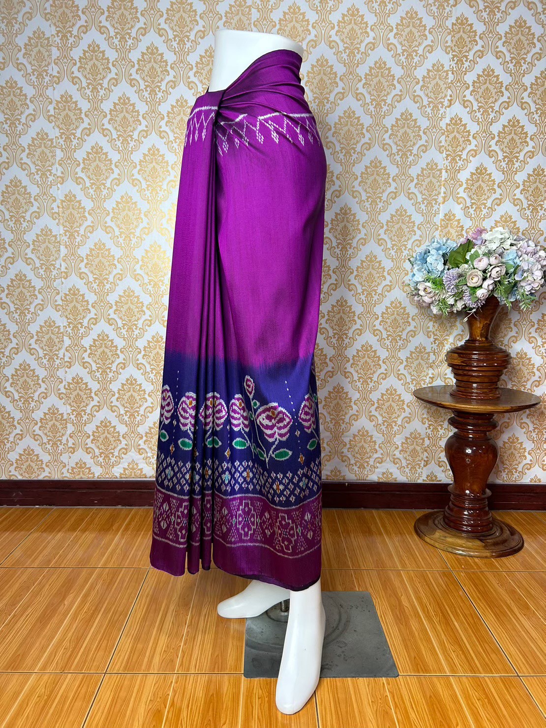 (ผ้าชุด)ไหมมัดหมี่ 3ตะกอ ไหมแท้ (ผ้าลาย 2เมตร+สีพื้น2เมตร) ลายดอกกุหลาบ สีม่วงอมชมพู รหัส M3-KN0411662028