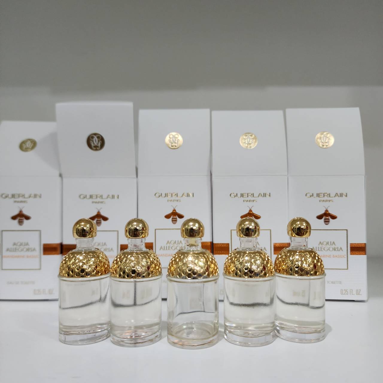 น้ำหอมจิ๋วมินิ Guerlain Aqua Allegoria Mandarine Basilic EDT 7.5ml แบบแต้มมีกล่อง ( Mini Perfume น้ำหอมขนาดพกพา) น้ำหอมจิ๋วมินิ ขวดน่ารัก ตั้งโชว์ก็สวย พกพาก็สะดวก หัวแต้มตามจุดชีพจร