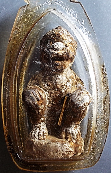 หนุมานหลวงปู่ทิม วัดละหารไร่ ตะกรุดทองคำ เนื้อผงพราย ปี 2515 ในเลี่ยมเดิม