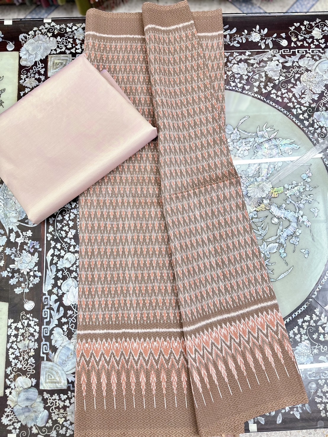 (ผ้าชุด)ผ้าไหมมัดหมี่ 6ตะกอ สีธรรมชาติ (ผ้าลาย 2เมตร+สีพื้น 2เมตร) สีน้ำตาล รหัส L8A-ST-0827681