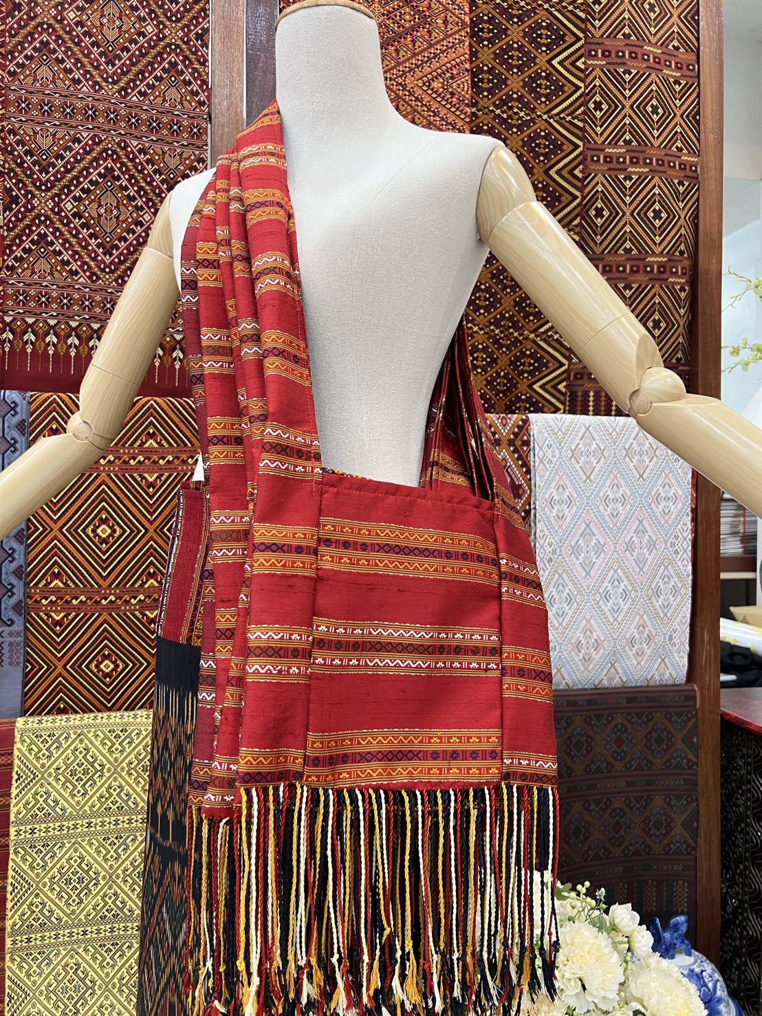 ย่าม ไหมแพรวา ขนาด 9x10นิ้ว คละลาย พื้นสีแดง รหัส GLC-BM08046614194