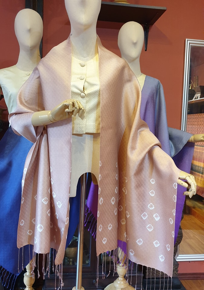 พรีออเดอร์ 3-7วัน ผ้าคลุมไหล่ไหม ยกดอก มัดย้อม ไล่เฉดสี ขนาด 65x200ซม. พื้นสีน้ำตาล สีเบจ รหัส ZYE-TT1027666