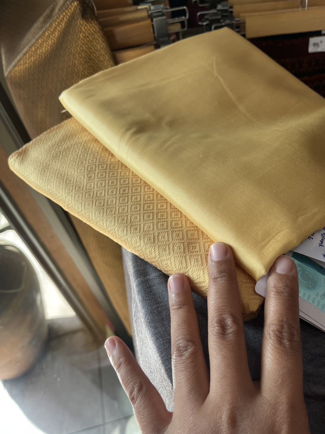 (ผ้าชุด)ไหมสีพื้น ตัดได้1ชุด (ผ้าพื้นนกยูง 2เมตร+ผ้าซิ่น 2เมตร) สีเหลืองดอกลำดวน รหัส BC-NY-1127681