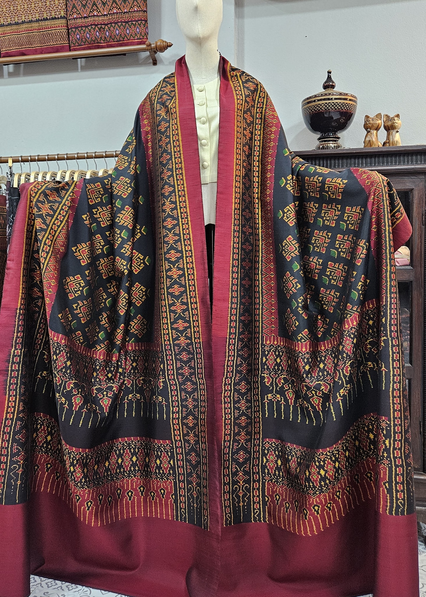 ซิ่น ผ้าไหมมัดหมี่ งานสมปักปูม ขนาด 1x4เมตร ท้องผ้าสีดำเชิงสีแดง รหัส R3Q-TT-1129682