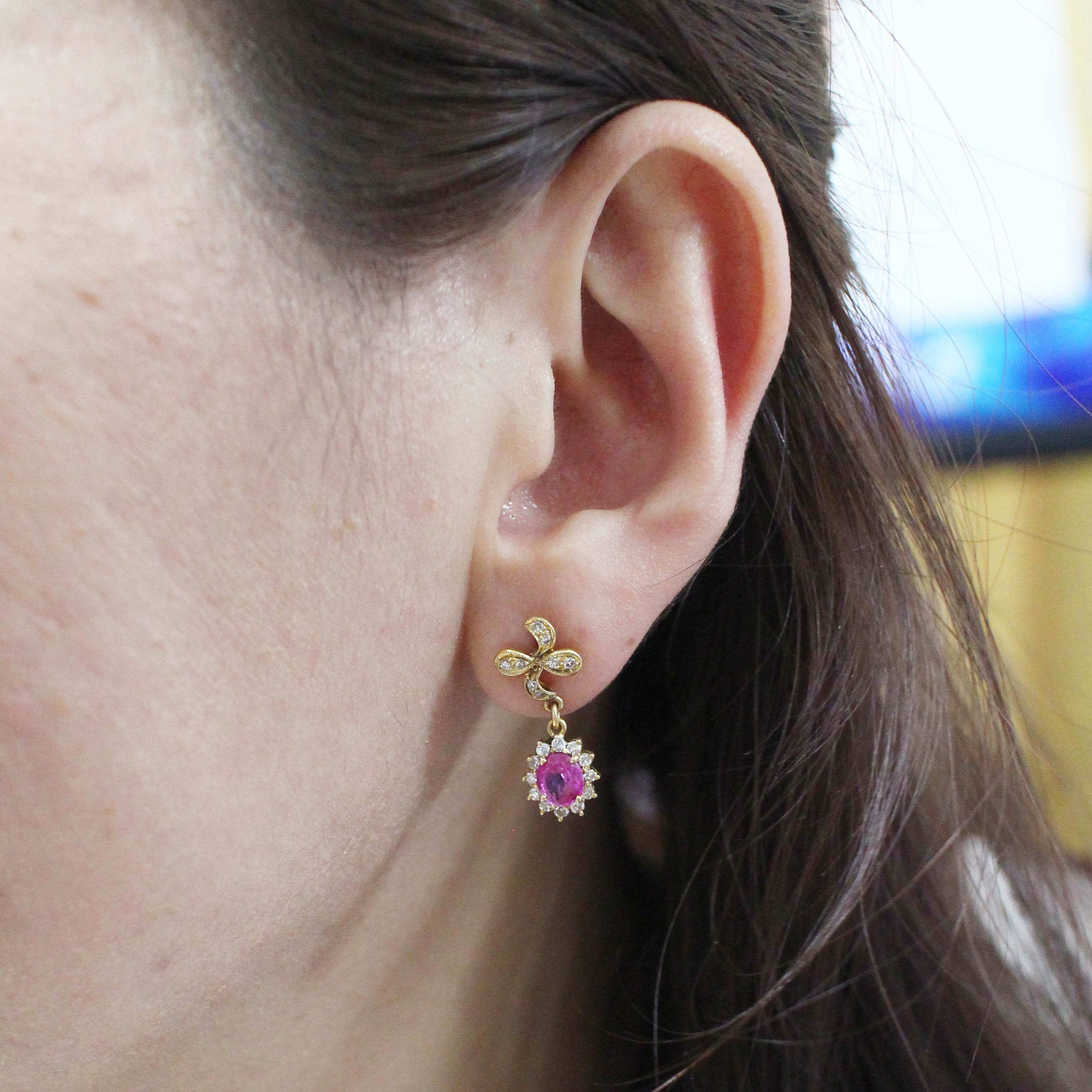 ER25332 ต่างหูตุ้งติ้งพิ้งค์แซฟไฟซ์ล้อทเพชร ทองแท้ 18k นน.รวม 4.4 กรัม