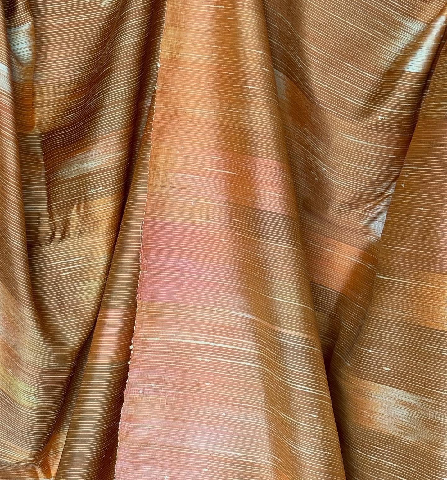 ผ้าไหมลายพิเศษ มัดหมี่เนื้อหนา ไหมแท้ สีส้มสลับน้ำตาลทอง เลือกตามขนาด รหัส MMFZ-116-100868172