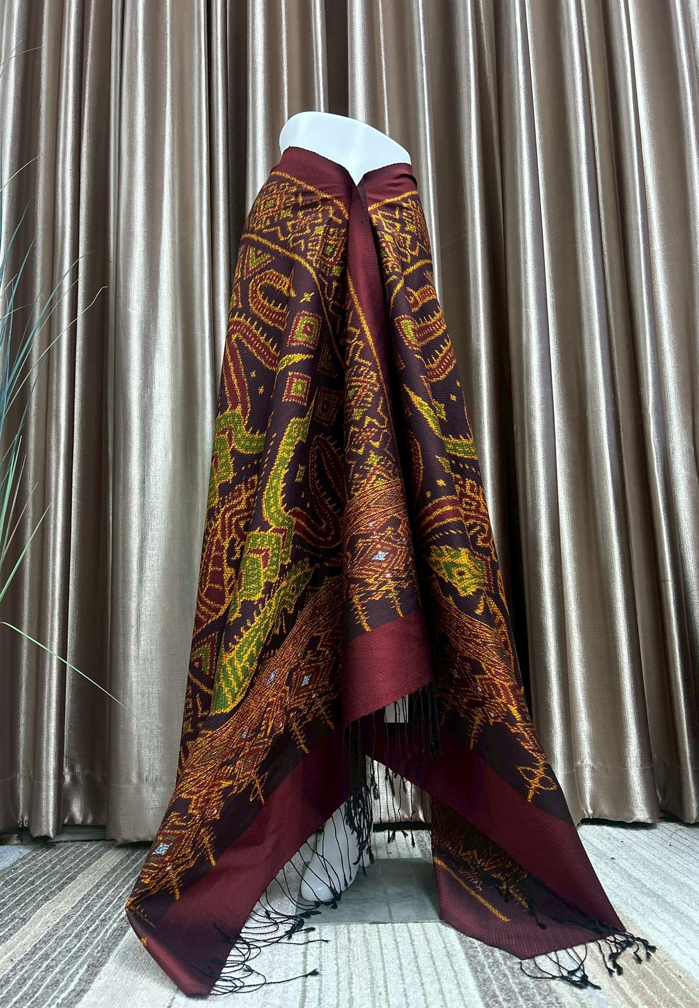 ซิ่น ผ้าไหมมัดหมี่ทอยกดอก 6ตะกอ ขนาด 1x2เมตร ลายนาคพันทรัพย์ มีหน้านางชายครุย พื้นสีแดง รหัส M2A-PK-1006682