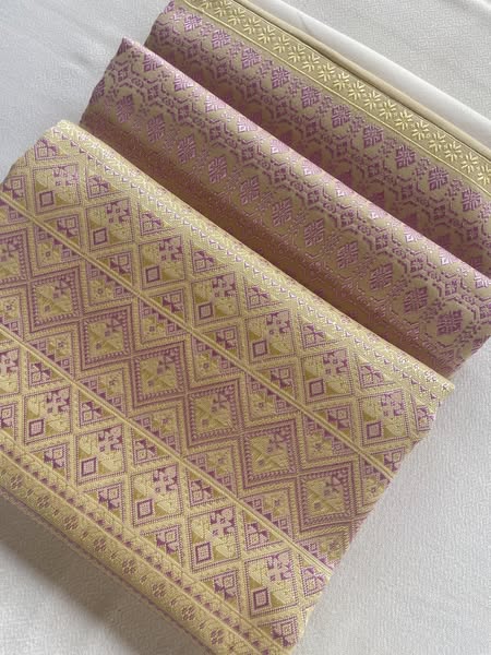 ซิ่นตีนจก ผ้าไหมทั้งผืน (ยืนไหม พุ่งไหม จกไหม) ลายดอกรักแร่ โทนสีชมพูเชิงเหลืองทอง รหัส N9-105-0520682224