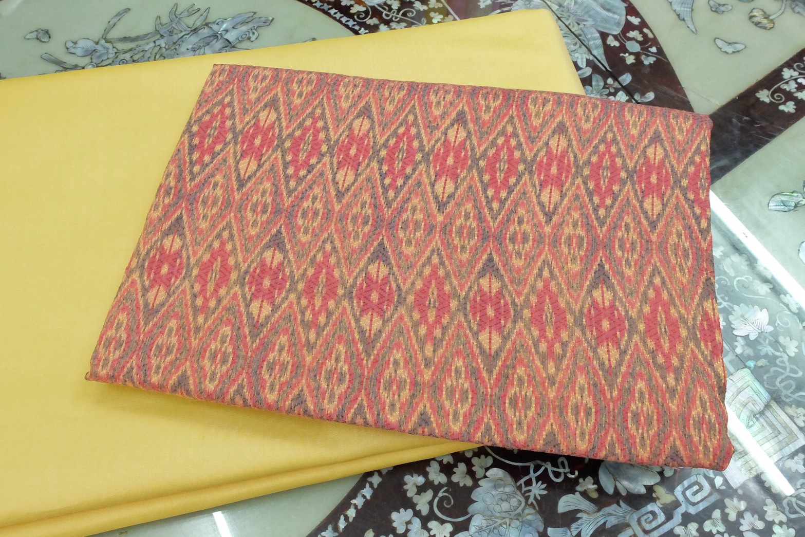 (ผ้าชุด)ผ้าไหมมัดหมี่ ยกดอกลูกแก้ว สีธรรมชาติ (ผ้าลาย 2เมตร+สีพื้น 2เมตร) เฉดสีแดงทอง รหัส L8A-ST-0310685