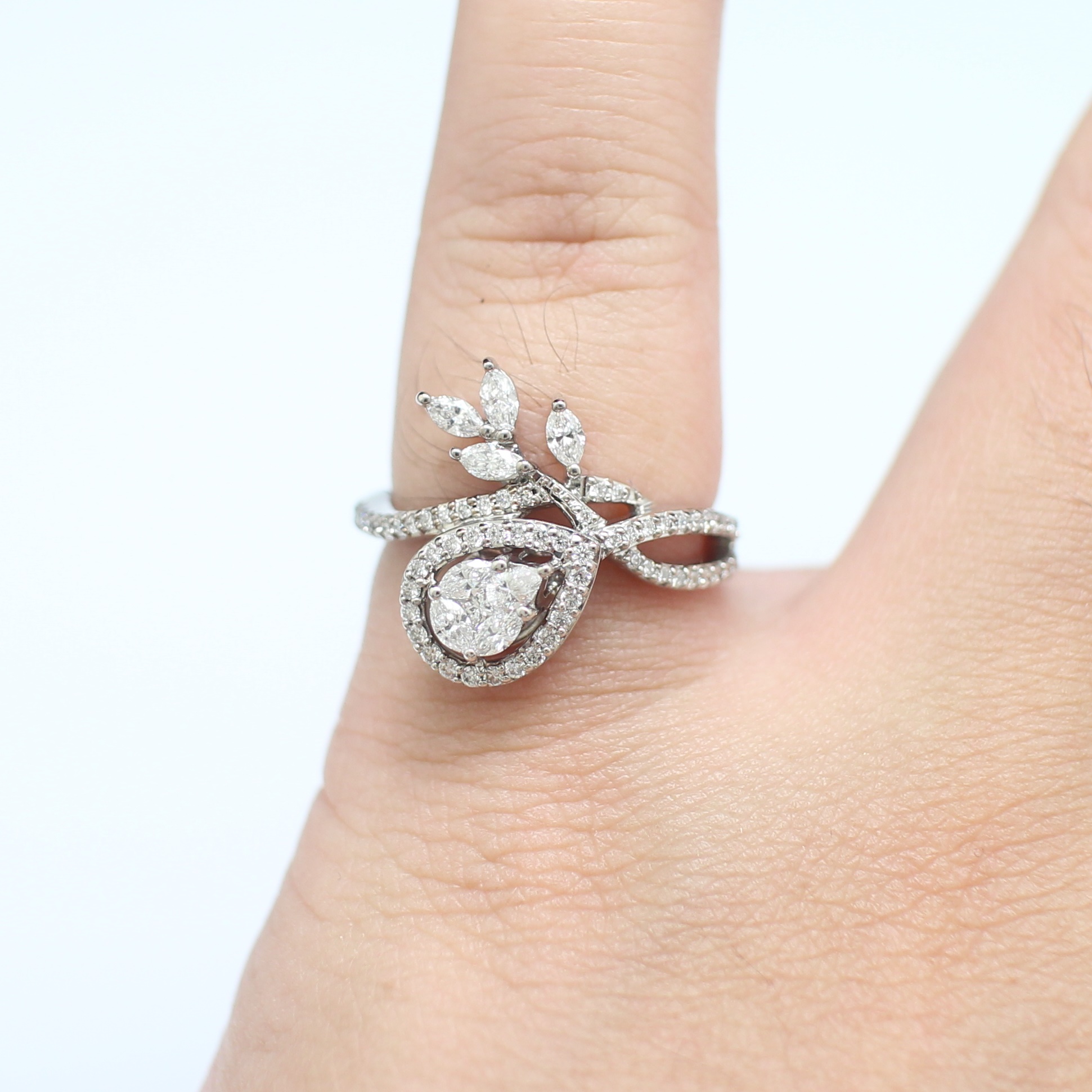 RG250269 แหวนเพชรกระจุกไขว้ Jubilee เพชรแท้ 0.71 กะรัต ทองแท้ 18k นน.รวม 4.6 กรัม ขนาดแหวน 52