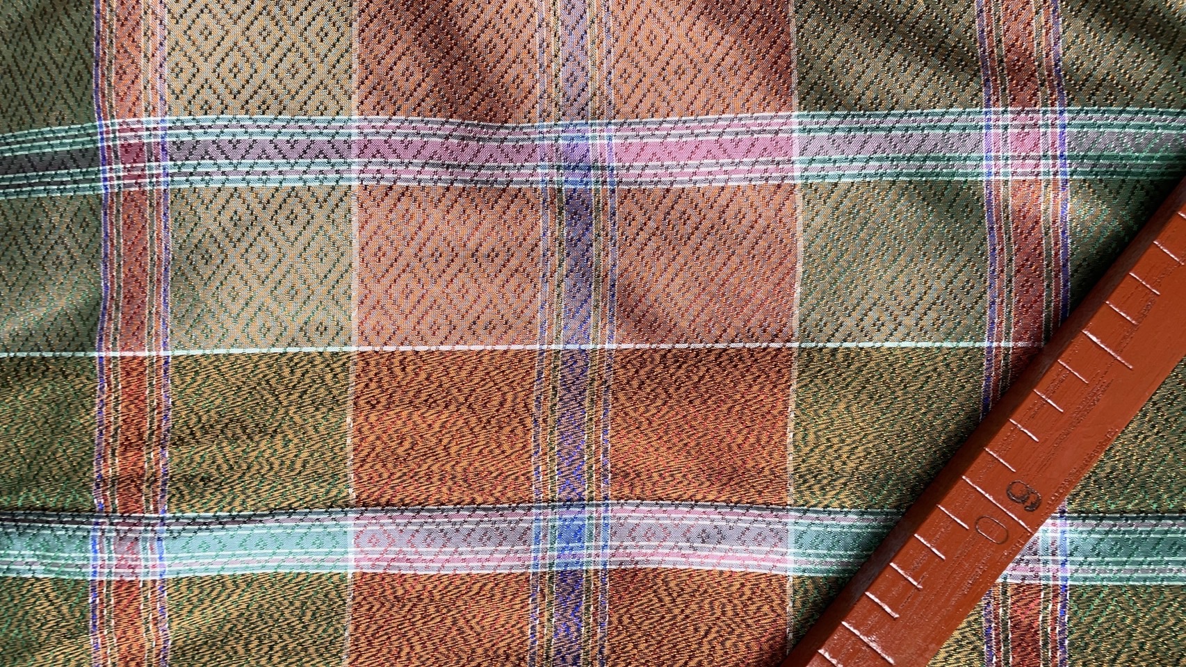 ผ้าไหมโสร่ง ไหมแท้ ยกดอกลูกแก้ว สีน้ำตาลสลับคละสี ขายตามความยาวเมตร รหัส R1B-76-P4278