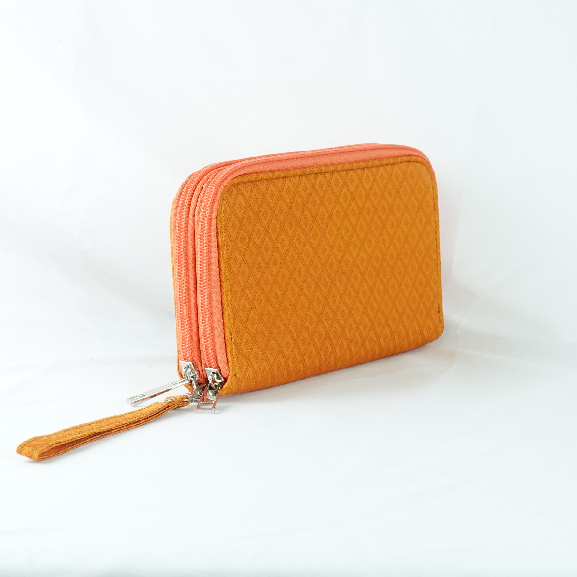 กระเป๋าเงินผ้าไหม ซิปรอบ2ซิป ขนาด 3x11x21ซม.พื้นสีเหลืองทอง รหัส GM-TT-060568170