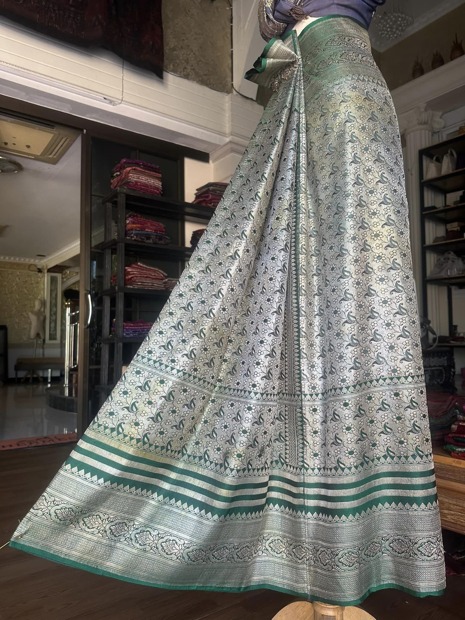 ซิ่น ผ้าปาโตล่ายกเงิน เส้นยืนไหมแท้ ขนาด 113x210ซม มีหน้านาง พื้นสีเขียว รหัส N9-SIL0523663