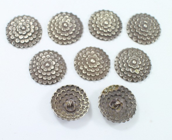 SI109 กระดุมเงินแท้งานเก่า ๙ เม็ด นน. 20.9 กรัม