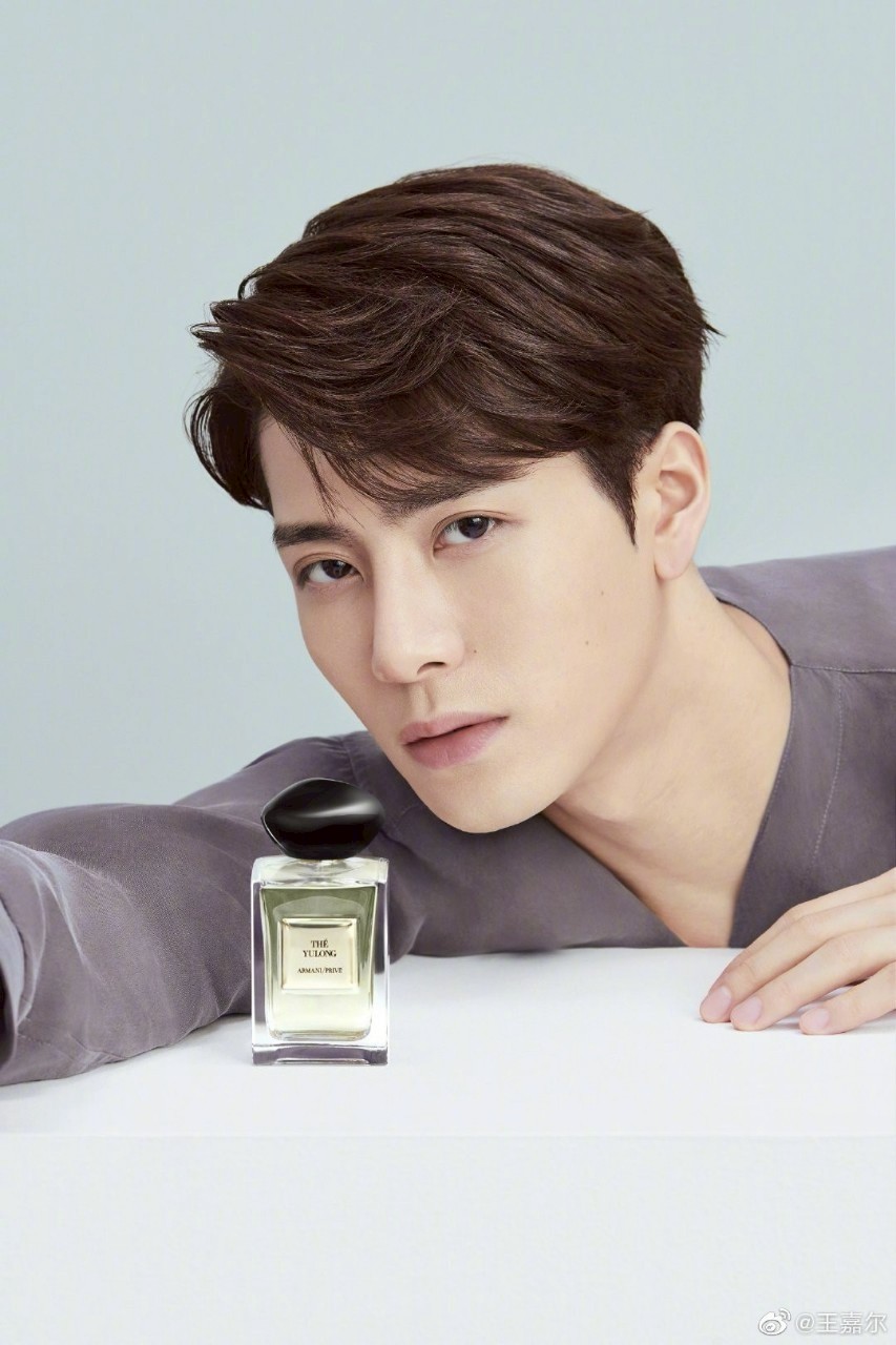 น้ำหอมจิ๋วมินิ Giorgio Armani Prive The Yulong EDT 7.5ml แบบแต้มมีกล่อง ( Mini Perfume น้ำหอมขนาดพกพา) น้ำหอมจิ๋วมินิ ขวดน่ารัก ตั้งโชว์ก็สวย พกพาก็สะดวก หัวแต้มตามจุดชีพจร