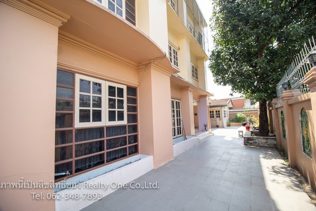 ขาย บ้าน 3 ชั้น ลาดพร้าว 87 แยก 16 เนื้อที่ 104 ตรว. หลังมุม ทำเลดี คุ้มราคา