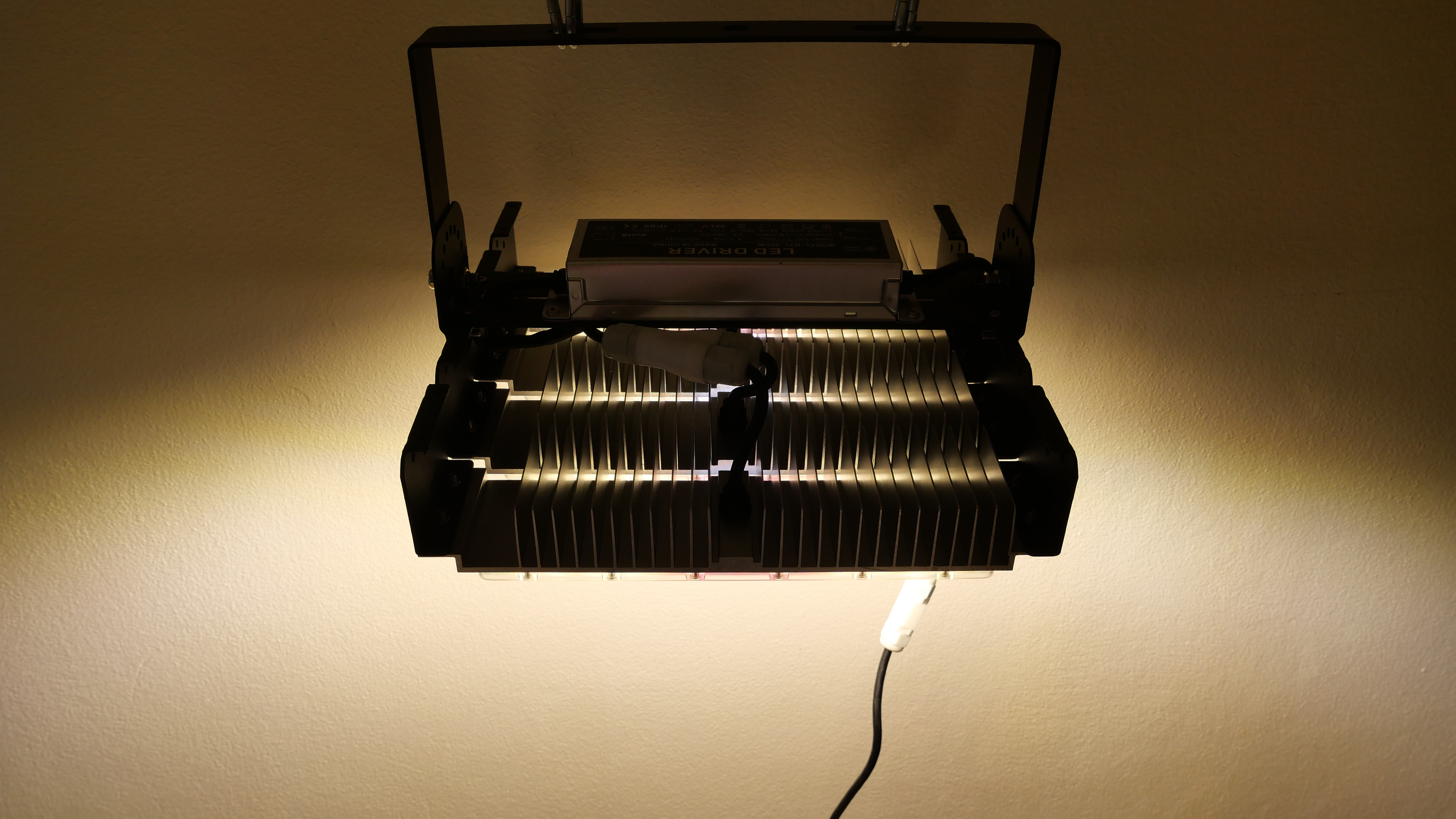 โคมไฟปลูกต้นไม้ GOD-200W 3 ความยาวคลื่นแสง ไฟปลูกพืช ไฟไม้ใบ ไฟปลูกมอนเตอร่าไฟแสง 3250K มี LED 660nm