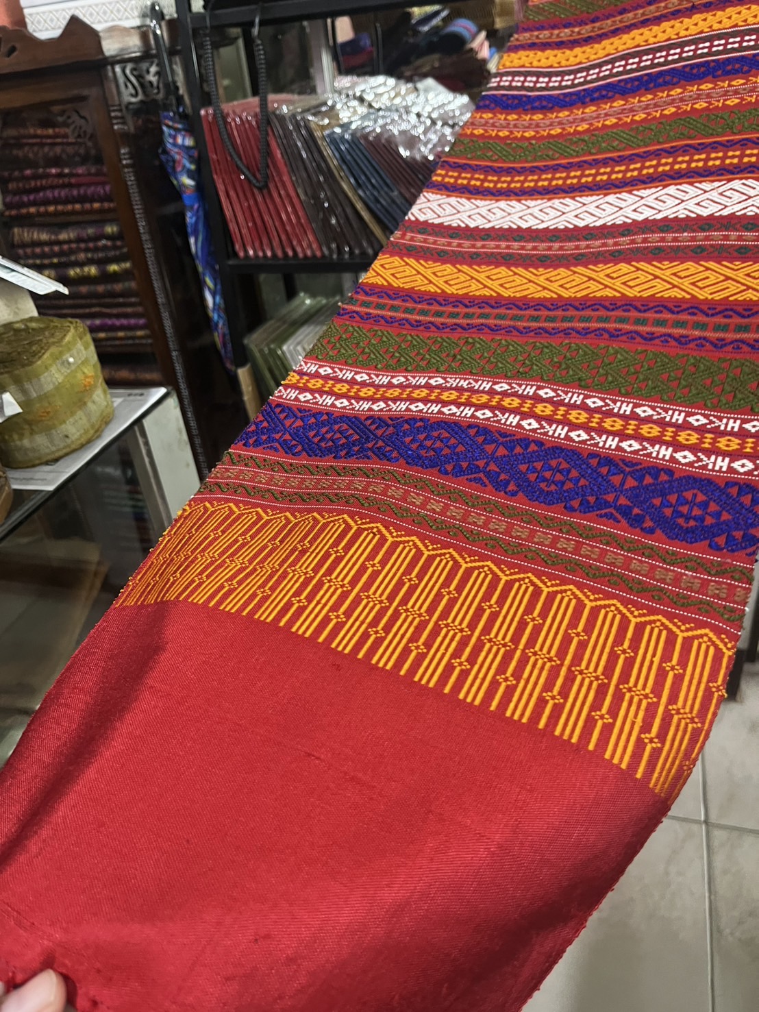 ผ้าพาดไหล่ สไบขิด สไบส่วย ไหมแท้ ขนาด 32ซม.x190ซม. ครุยยาวด้านละ 20ซม.โทนสีแดงส้มน้ำเงิน รหัส LW4A-NY-0910681453