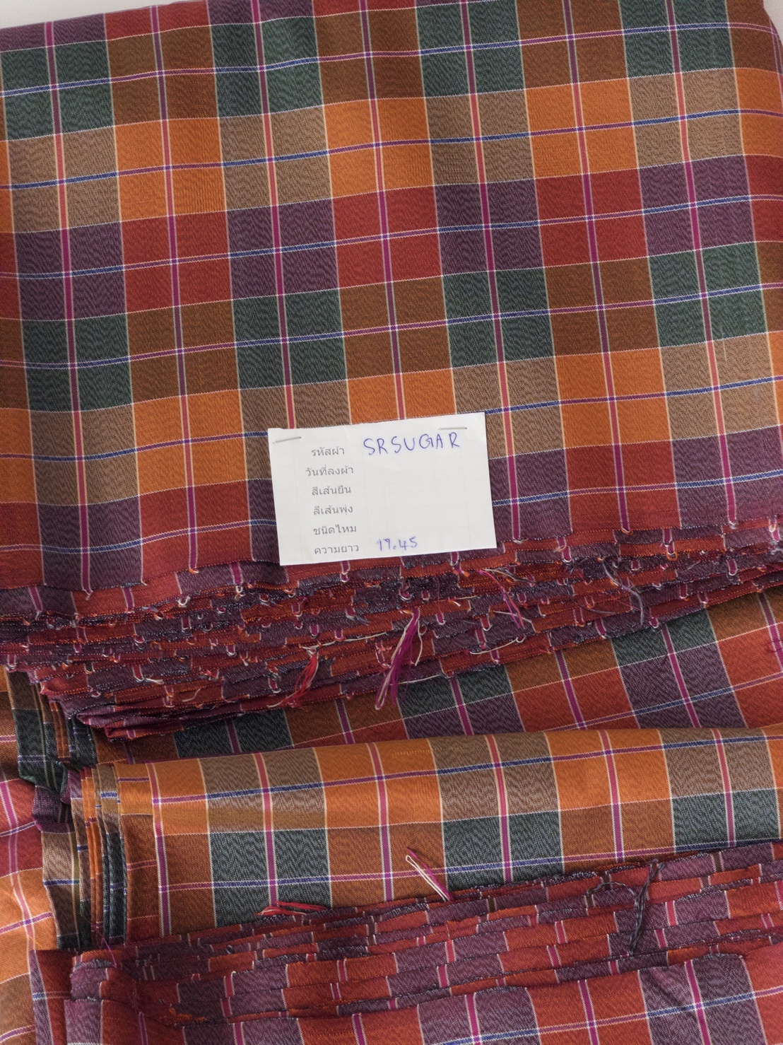 ผ้าไหมโสร่ง ไหมแท้ ทอหางกระรอก ลายขาวม้า สีคละสี ขายตามความยาวหลา รหัส R1B-119-SRSUGAR