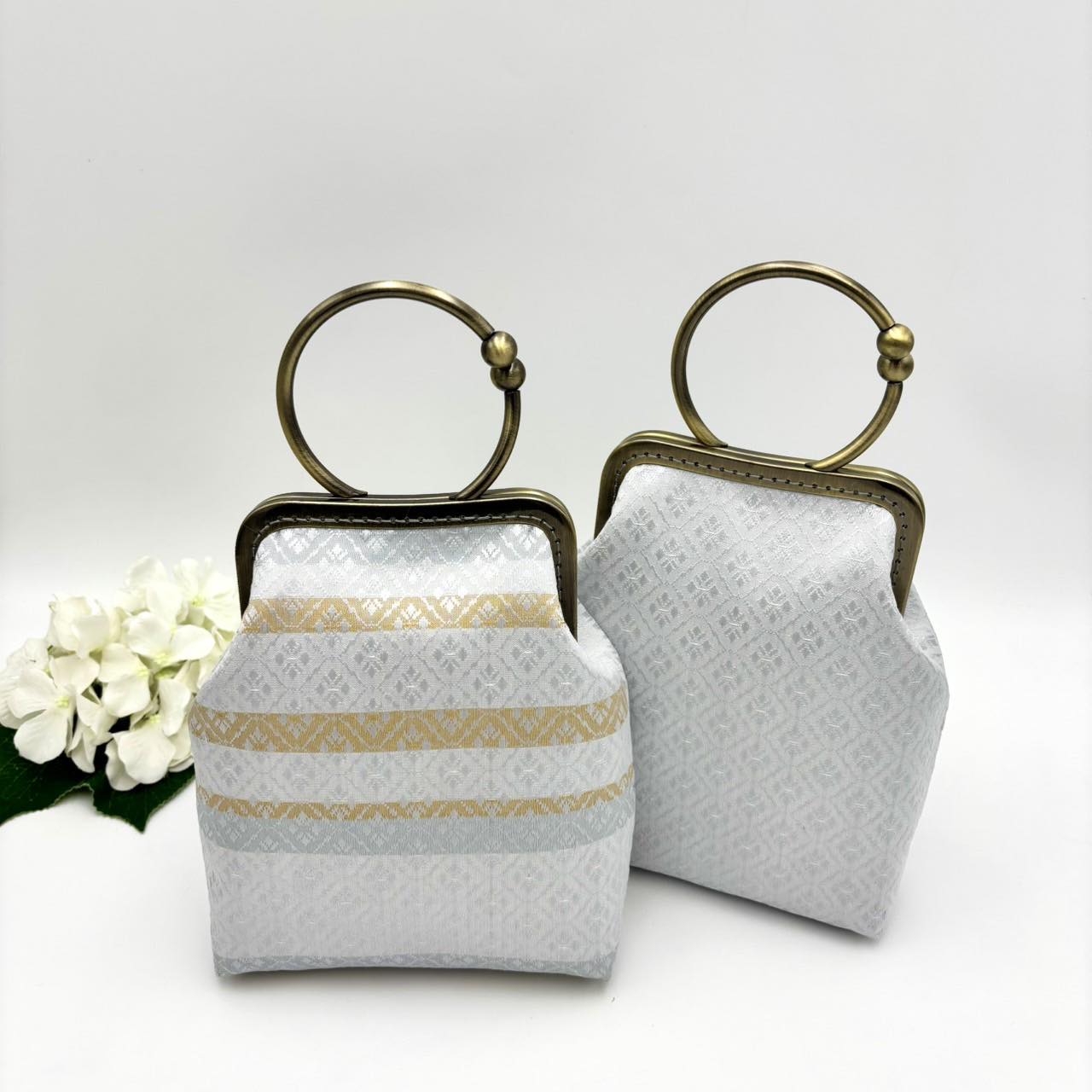 กระเป๋าผ้าไหมแท้ ขนาด กว้าง 17 x สูง 26 x ฐาน 6ซม. สีเทาควันบุหรี่ รหัส GLA-SN-112468