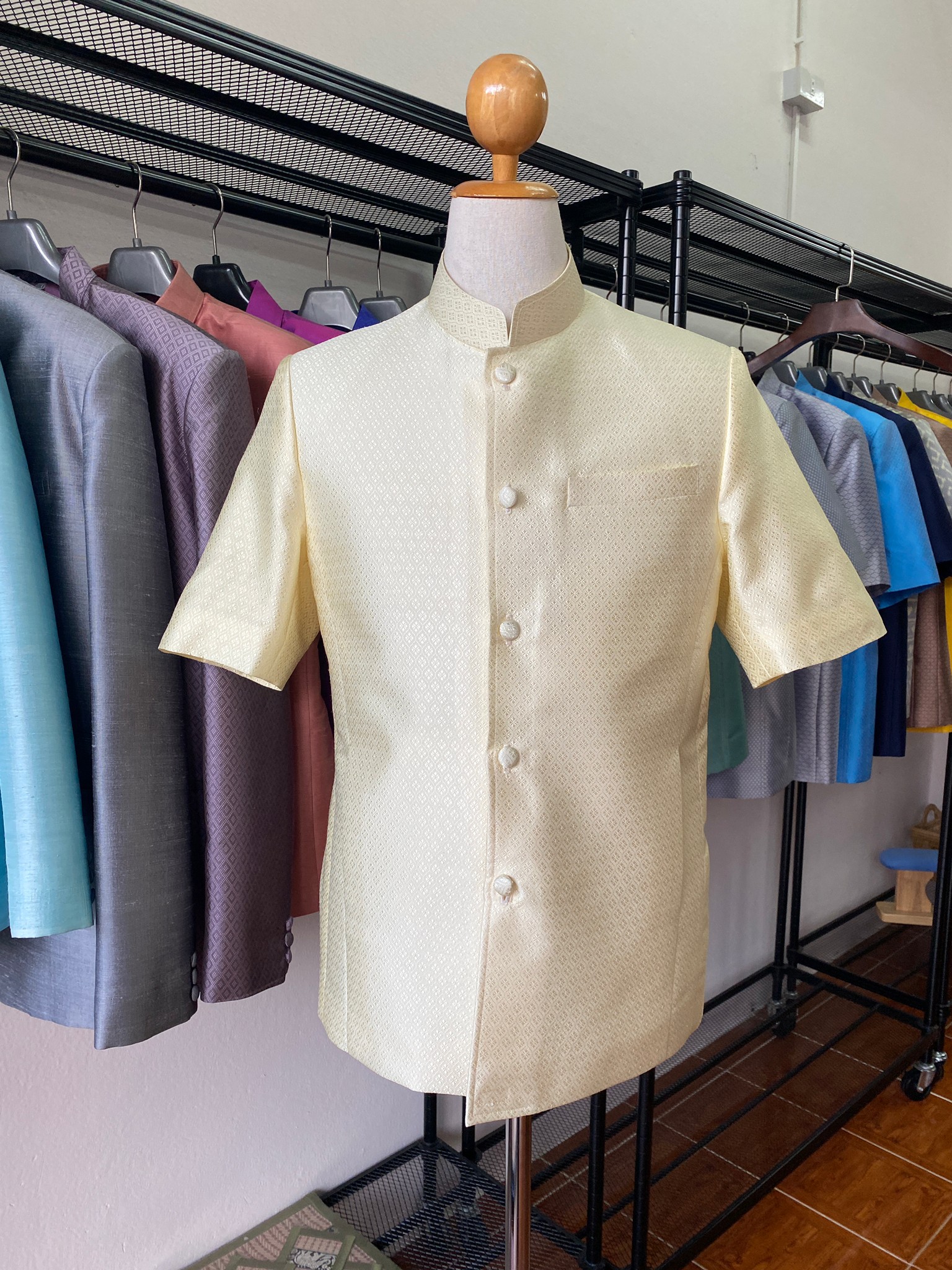 เสื้อสูทไหม แขนสั้น คอพระราชทาน ยกดอกพิกุลตีกรอบ สีครีมงาช้าง ไซส์ S รอบอก 38นิ้ว รหัส DR-PK0921661714