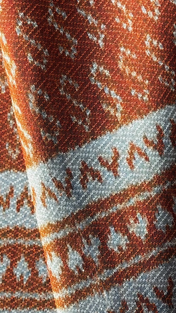 ซิ่น ผ้าไหมมัดหมี่ ทอยกดอก 6ตะกอ ขนาด 1x2 เมตร ลายขอพระราชทาน สีส้มทอง รหัส PCS-NY-1122687