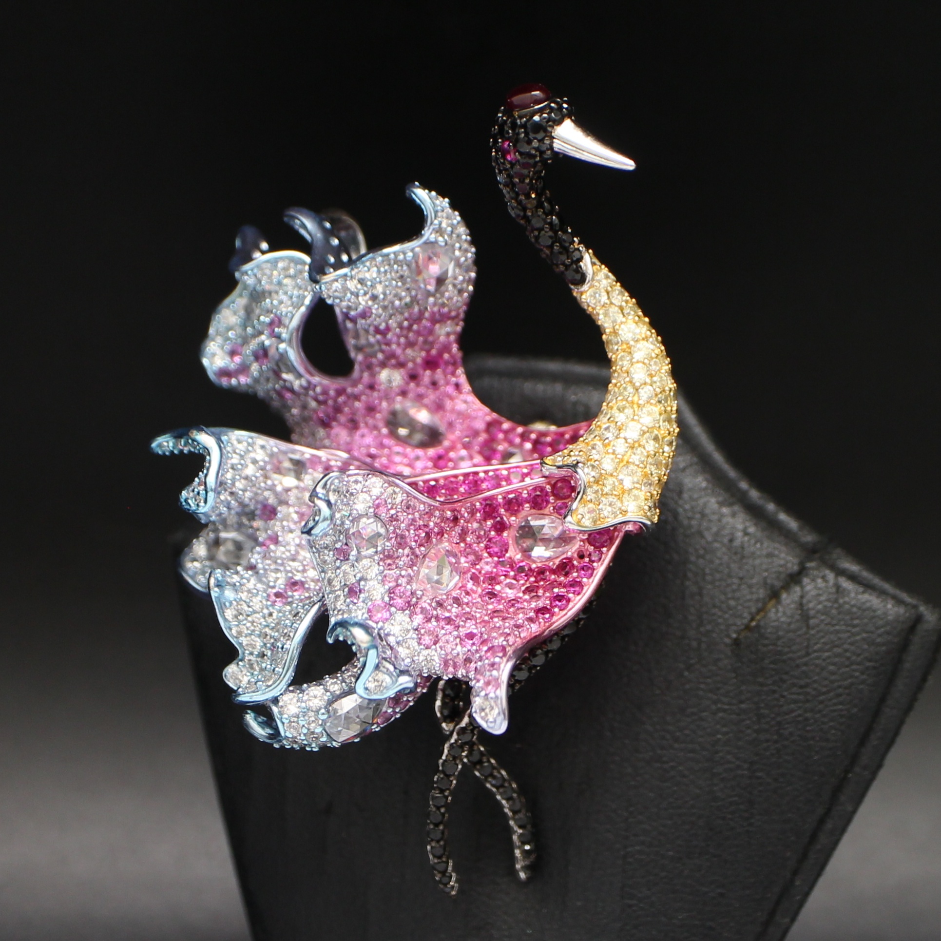 SI477 เข็มกลัดนกกระเรียน ประดับแก้วและ CZ เงินแท้ 92.5% นน.รวม 38.91 กรัม