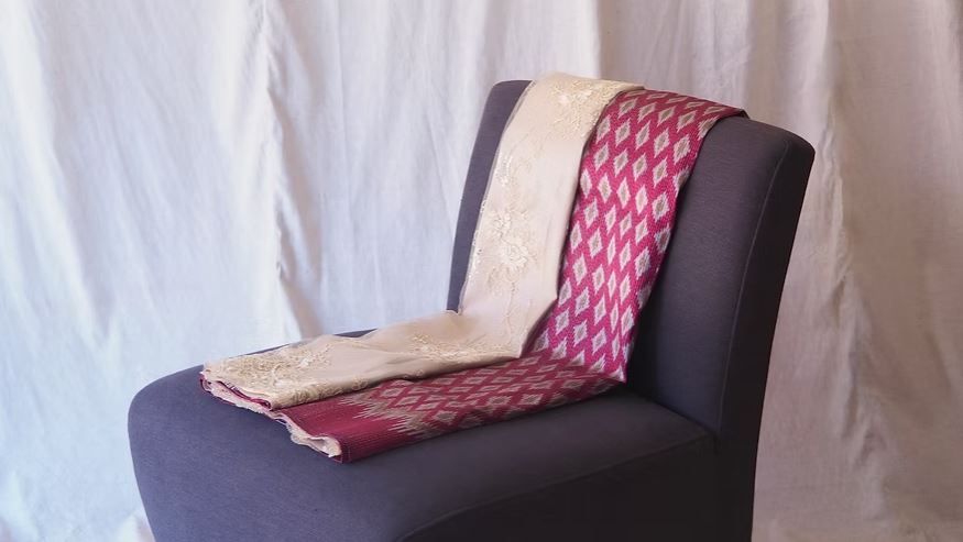 (ผ้าชุด) ผ้าไหมสีพื้น+ลูกไม้+มัดหมี่หางกระรอก ขนาด (พื้น 2หลา+ลูกไม้ 2หลา+มัดหมี่ 2หลา) สีแดง รหัส L10A-CT-102734