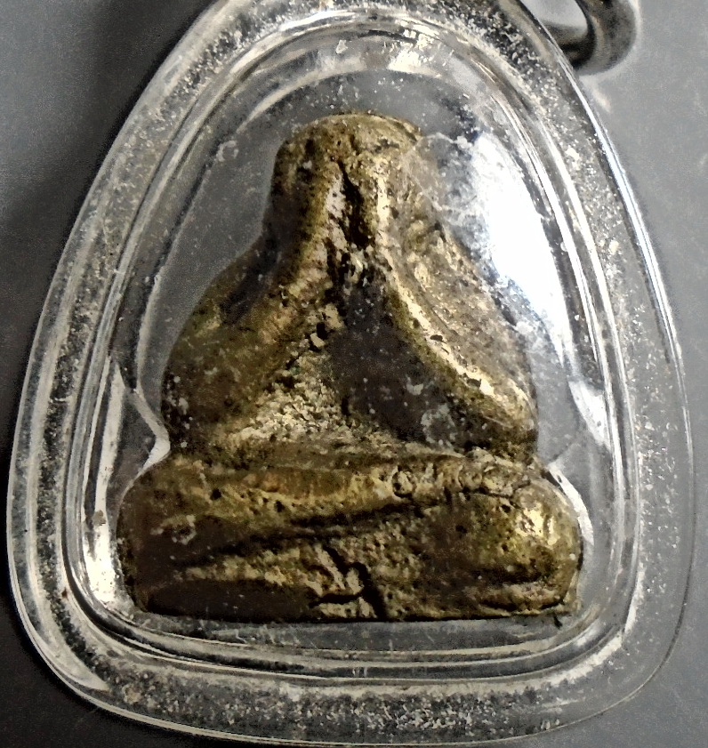 พระปิดตา เนื้อโลหะผสม ในเลี่ยมเก่าพร้อมบูชา