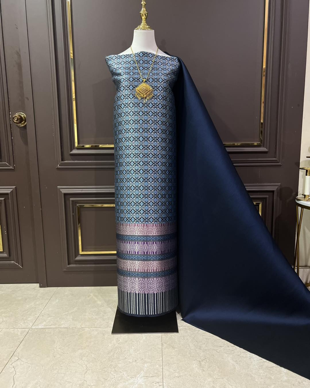 (ผ้าชุด)ผ้าไหมยกดอกลำพูน แยกกาบดิ้นเงิน ขนาด 1.03x4.46เมตร ลายบุษราคัมร้อยดวง พื้นสีน้ำเงิน รหัส N90-29-1112681