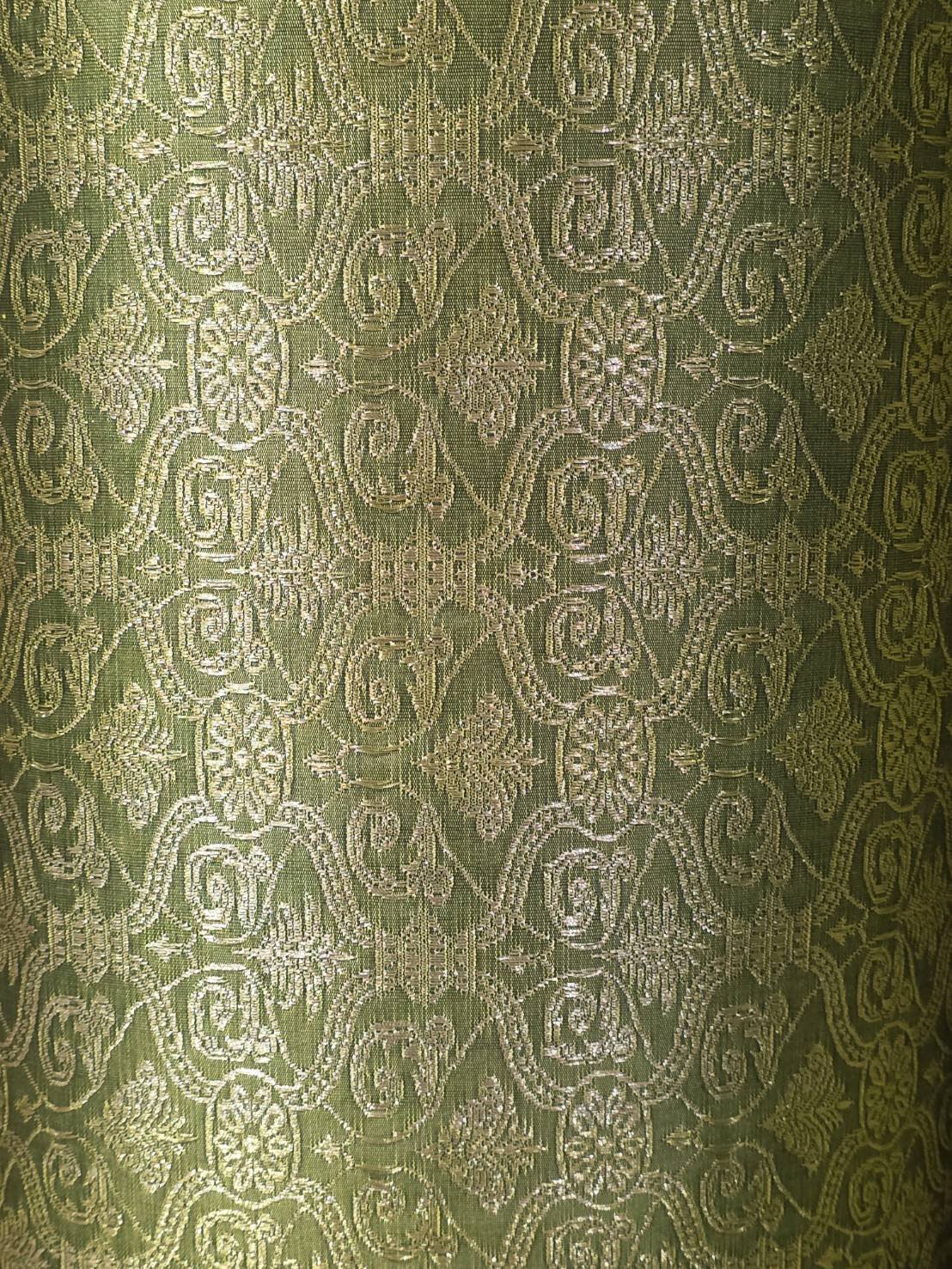 (ผ้าชุด)ผ้าไหมยกดอกลำพูน เกาะเชิงดิ้นทอง ขนาด 1.02x4.42เมตร ลายนารายณ์ทรงสุบรรณ พื้นสีเขียวไพร รหัส N90-29-R0003