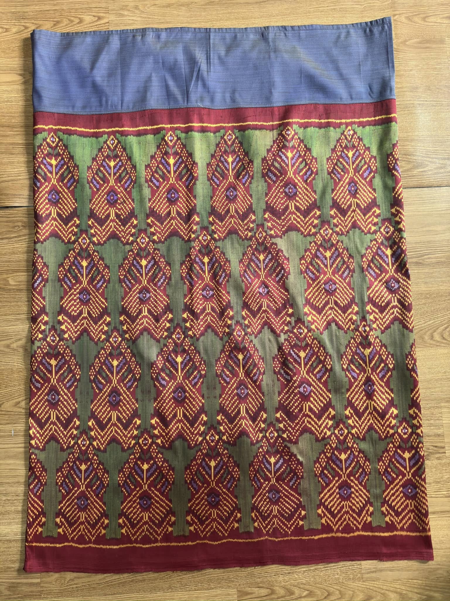 ซิ่น พระตะบอง ผ้าจามทอสามตะกอ ขนาด 115x160ซม สีแดง รหัส N9-SIL-AJ6