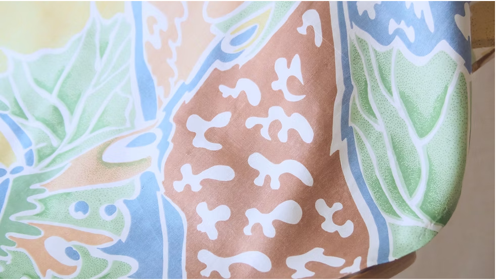 ผ้าพันคอไหมพิมพ์ลาย สี่เหลี่ยมจัตุรัส ขนาด 100x90ซม.ลายดอกไม้ คละสี รหัส ZTG-CT-103371