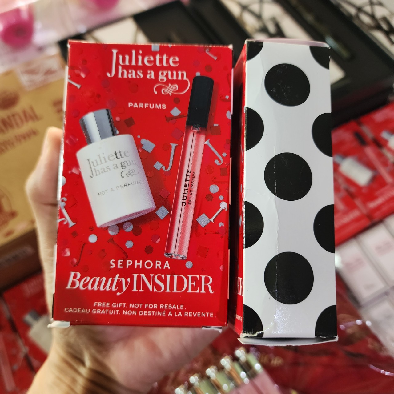 น้ำหอมจิ๋วมินิ Juliette Has A Gun Set (มีกล่อง) ในชุดประกอบด้วย - Not A Perfume 8ml ขวดจิ๋ว - Juliette 5ml ขวดเสปรย์ ( Mini Perfume น้ำหอมขนาดพกพา) น้ำหอมจิ๋วมินิแบบทดลองแบบสเปรย์ พกพาก็สะดวกใช้ฉีดตามจุดชีพจร