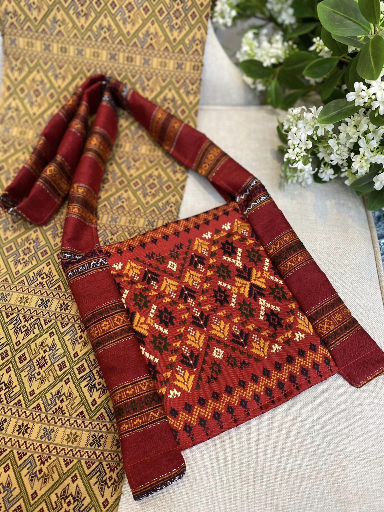 ย่าม ไหมแพรวา ขนาด 9x10นิ้ว คละลาย พื้นสีแดง รหัส GLC-BM08046614194