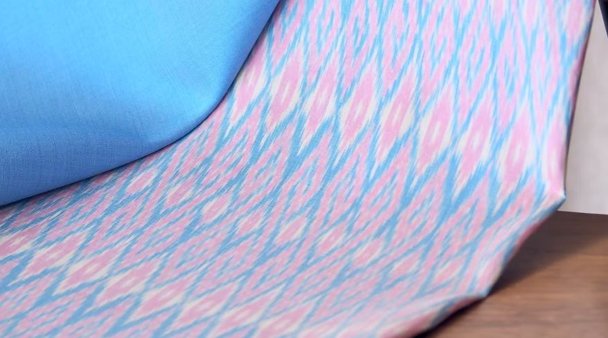 (ผ้าชุด) ผ้าไหมมัดหมี่ไหมแท้ (ผ้าลาย2หลา+สีพื้น2หลา) ลายสร้อยดอกหมาก พื้นสีฟ้า รหัส M2B-CT-103023