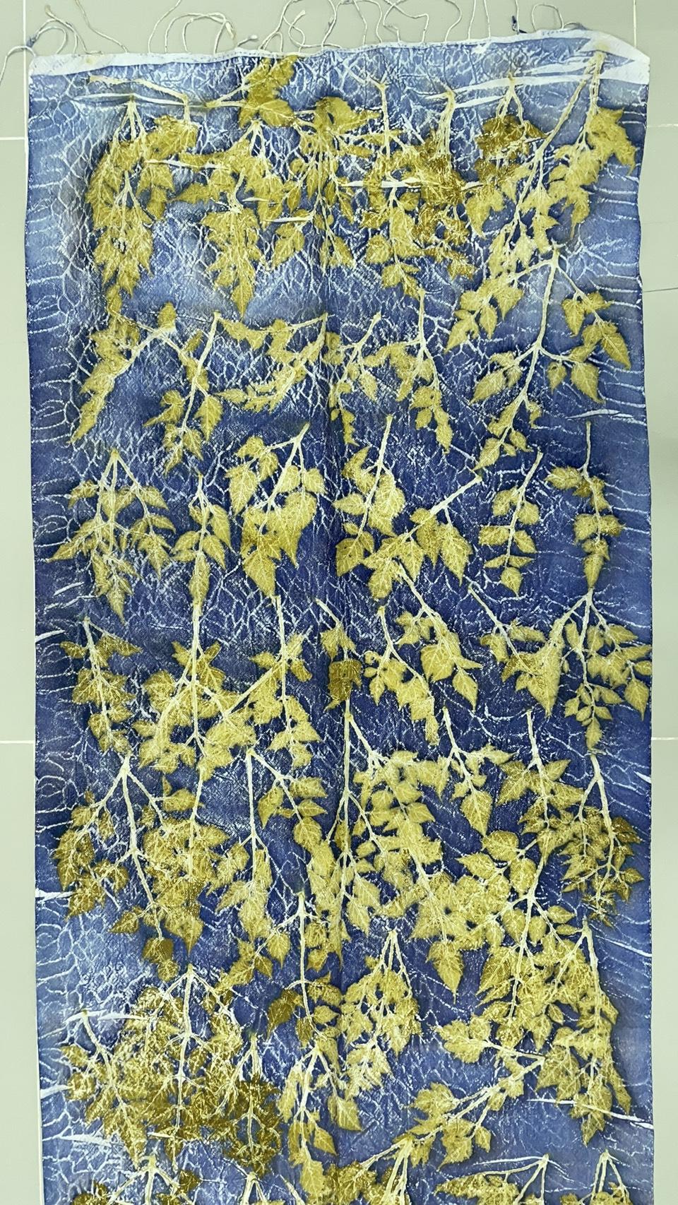 ผ้าคลุมไหล่ผ้าไหม Eco print เนื้อยกดอก มีชายครุย ขนาด 60x180ซม. สีน้ำเงินอมเทา รหัส ECO-82-11146815