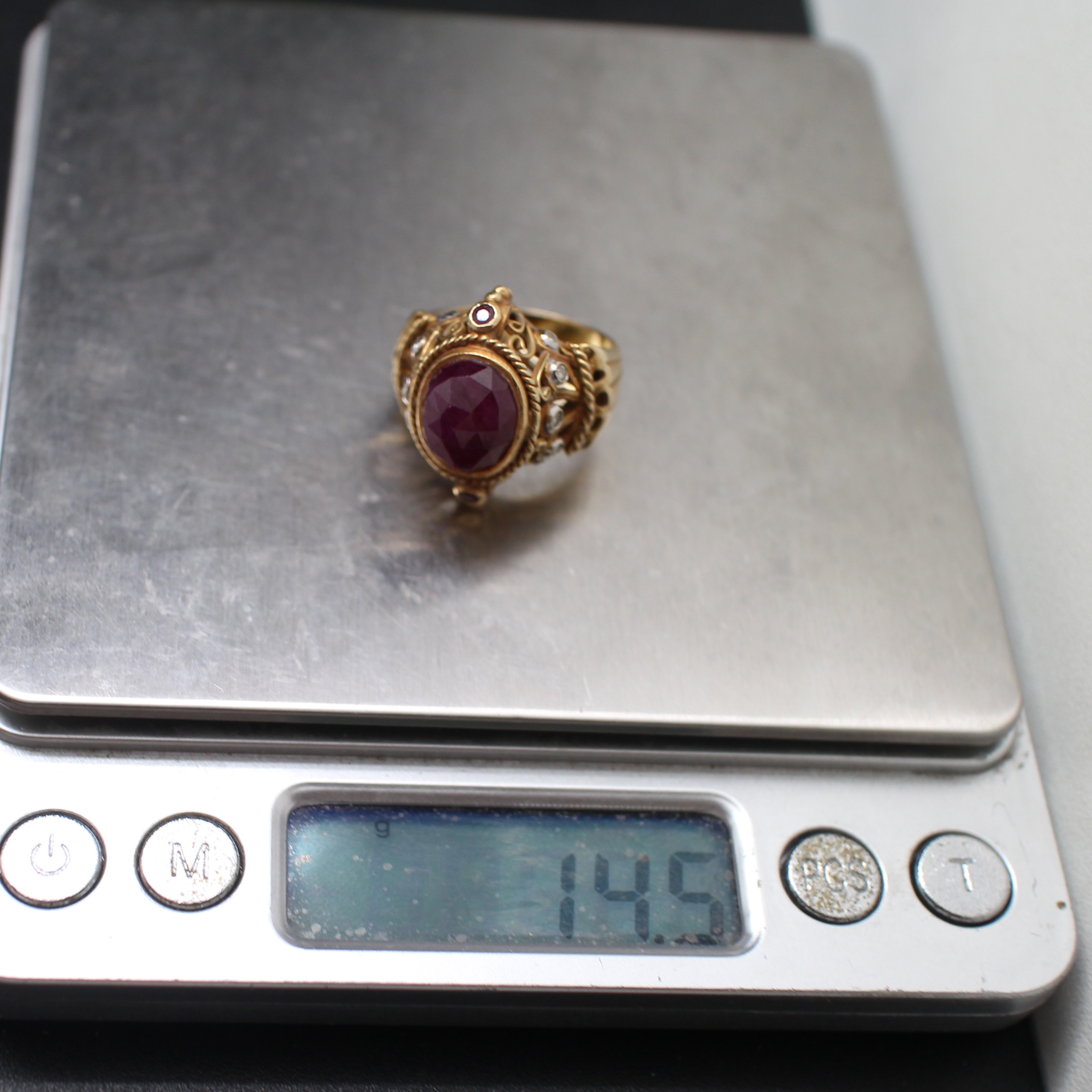 RG250116 แหวนทับทิมเจียรไน ประดับเพชรแท้ ฉลุลาย ทองแท้ 90% นน.รวม 14.5 กรัม ขนาดแหวน 54 งานรุ่นเก่า หายาก