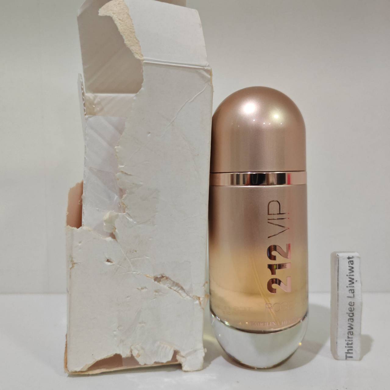 น้ำหอมแท้ Carolina Herrera 212 Vip Rose Edp 80ml อดีตกล่องขาวป้ายไทยตอนนี้โดนหมากัดขอคนไม่ซีเรียสตามรูป
