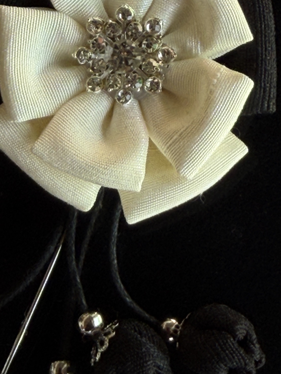 เข็มกลัดดอกมะลิ พวงระย้า ผ้าไหมแท้ (กลัดหน้าอก) GF-ME-1126681