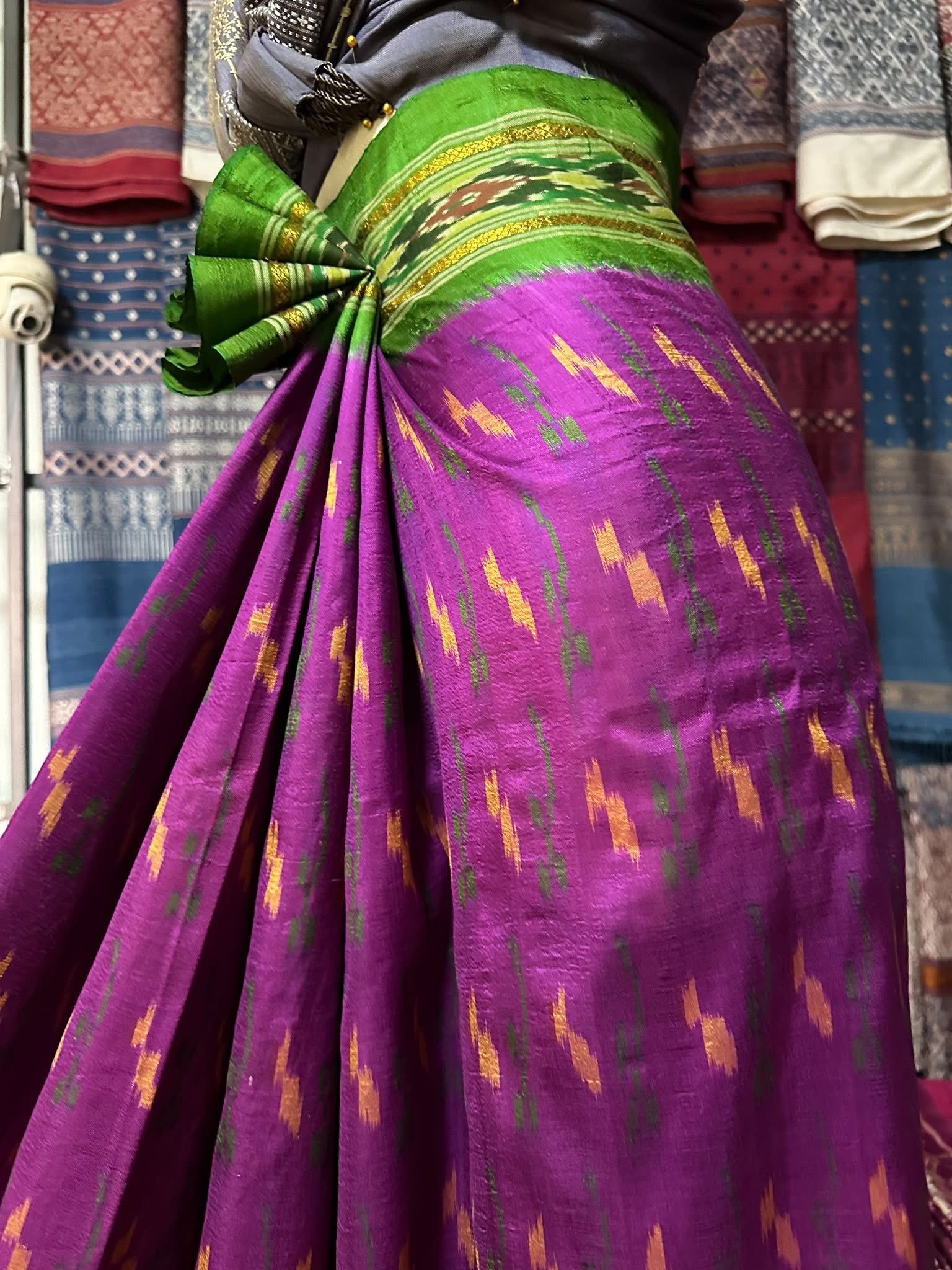 ซิ่น ไหมมัดหมี่ ผ้าปาโตล่า ขนาด 115x210ซม. พื้นสีชมพูเชิงเขียว รหัส N9-SIL-051768A15