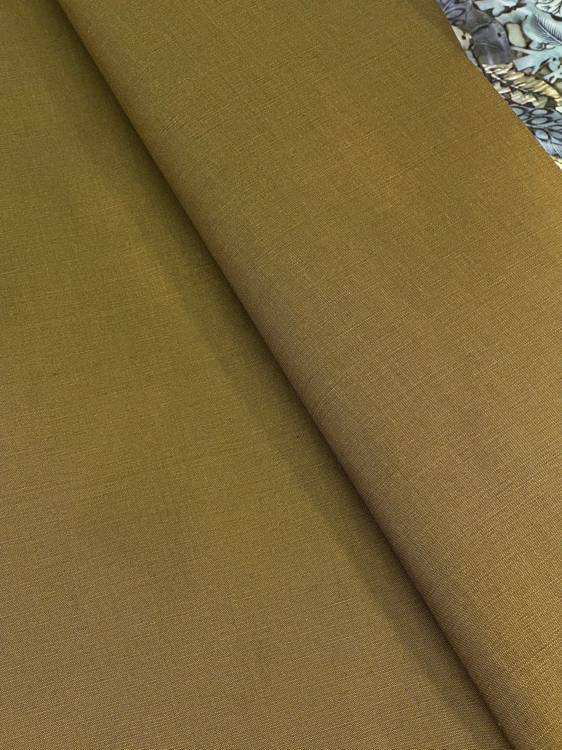 ผ้าไหมสีพื้น เนื้อเรียบหนา ไหมแท้ 6เส้น หน้ากว้าง 49 นิ้ว สีน้ำตาลทอง (ราคาต่อหลา) รหัส C-ST-1202673