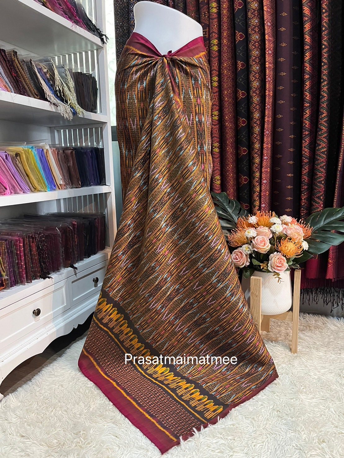 ซิ่น ผ้าไหมมัดหมี่ 3ตะกอ ขนาด 1x2เมตร พื้นสีแดง รหัส R2Q-PS-05076849