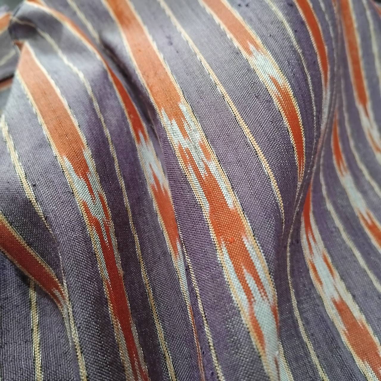 ผ้าไหมมัดหมี่ เนื้อไหมบ้าน ไหมแท้ สีธรรมชาติ ตรานกยูง สีม่วงเปลือกมังคุด ตัดขายเป็นเมตร รหัส CISP-NY-03276800