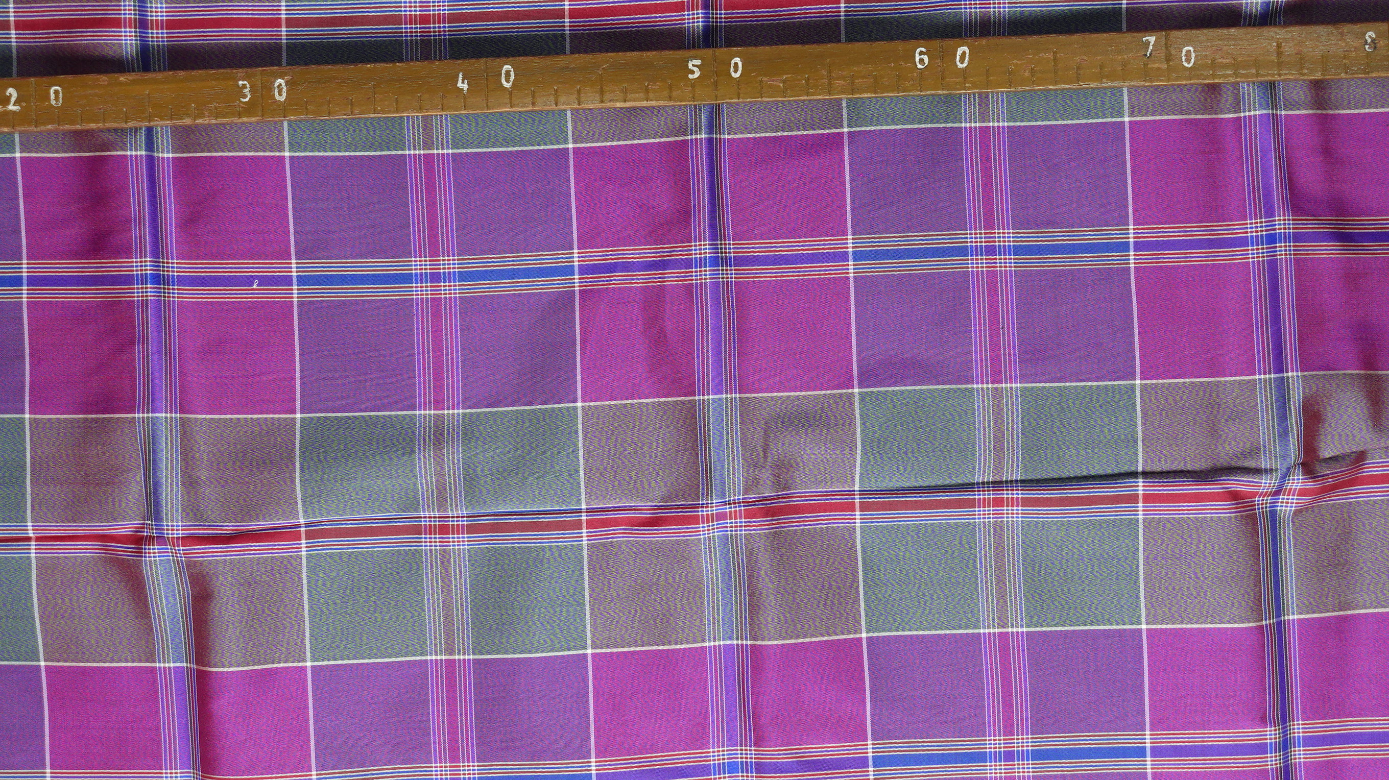 ผ้าไหมโสร่ง ไหมแท้ ลายหางกระรอก สีม่วงสลับสีชมพู (ราคาต่อเมตร) รหัส R1B-NY-012468102