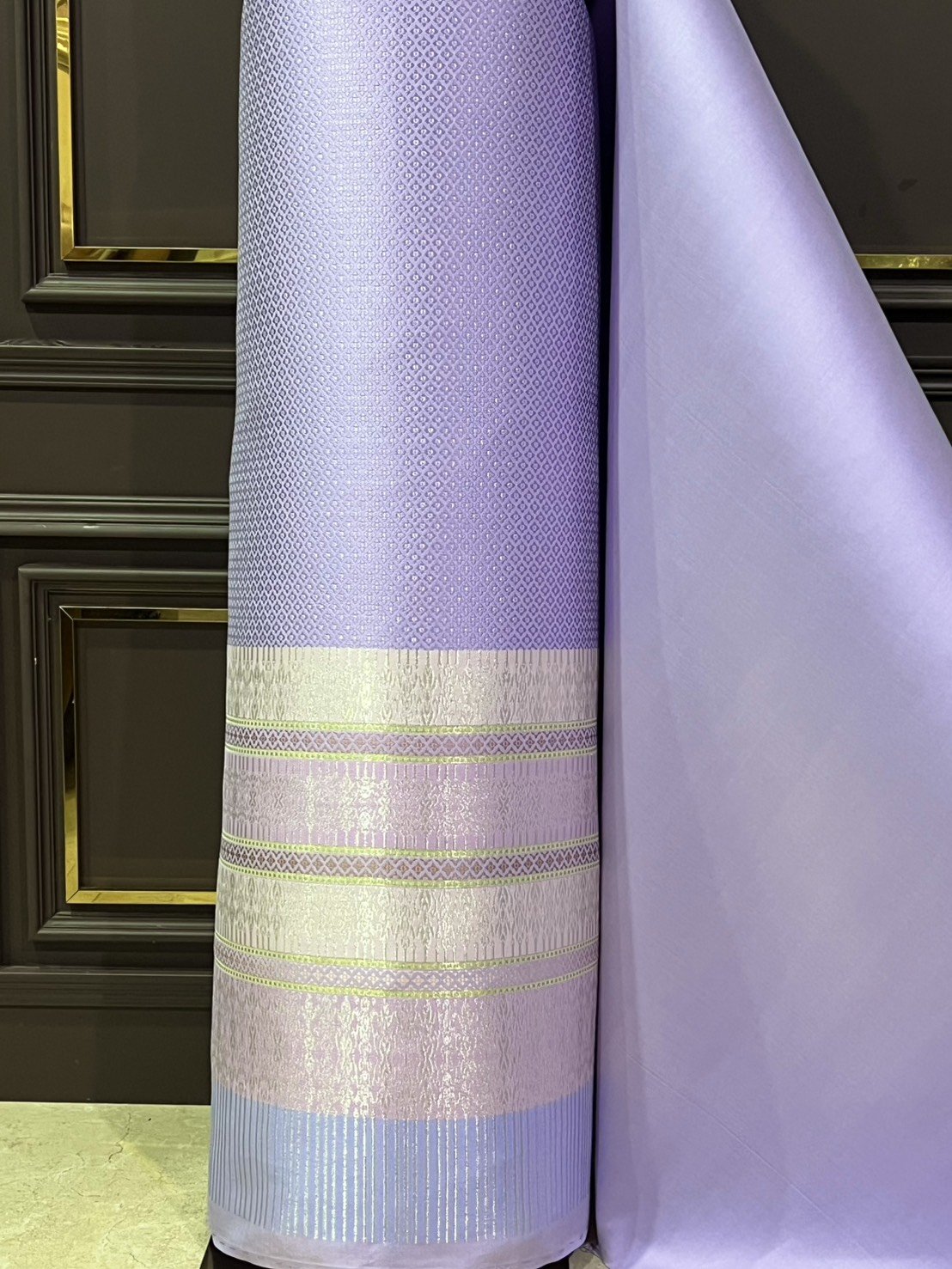 (ผ้าชุด)ผ้าไหมยกดอกลำพูน เกาะเชิงดิ้นเงิน ขนาด 1.03x4.40เมตร ลายอินเดีย พื้นสีม่วงพลาสเทล รหัส N90-29-TR0536