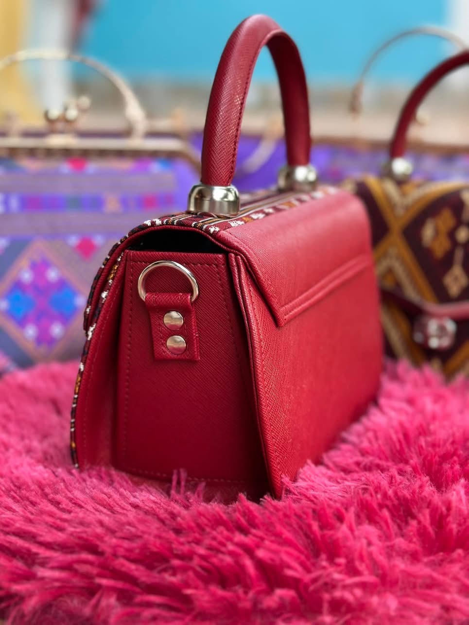 กระเป๋าถือผ้าไหมแพรวา ขนาด 20x14x10ซม. ลายนาคหัวชุมอุ้มดาว ดอกใบบุ่น ขอก่าย งูลอย พื้นสีแดง รหัส GLC-PT-0515680