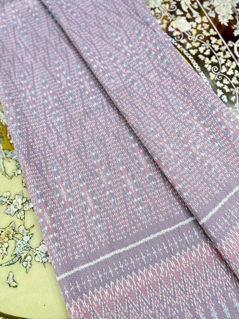 (ผ้าชุด)ผ้าไหมมัดหมี่ 6ตะกอ สีธรรมชาติ (ผ้าลาย 2เมตร+สีพื้น 2เมตร) สีน้ำตาลเทาเหลือบม่วง รหัส L8A-ST-05196801