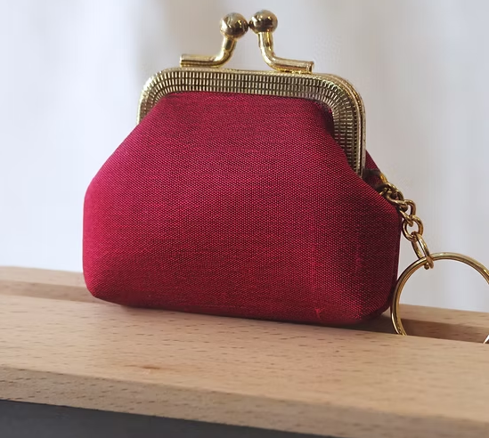 กระเป๋าสตางค์ ใส่เหรียญ ขนาด 7x7x2.5cm. สีแดง GL-CT-103481